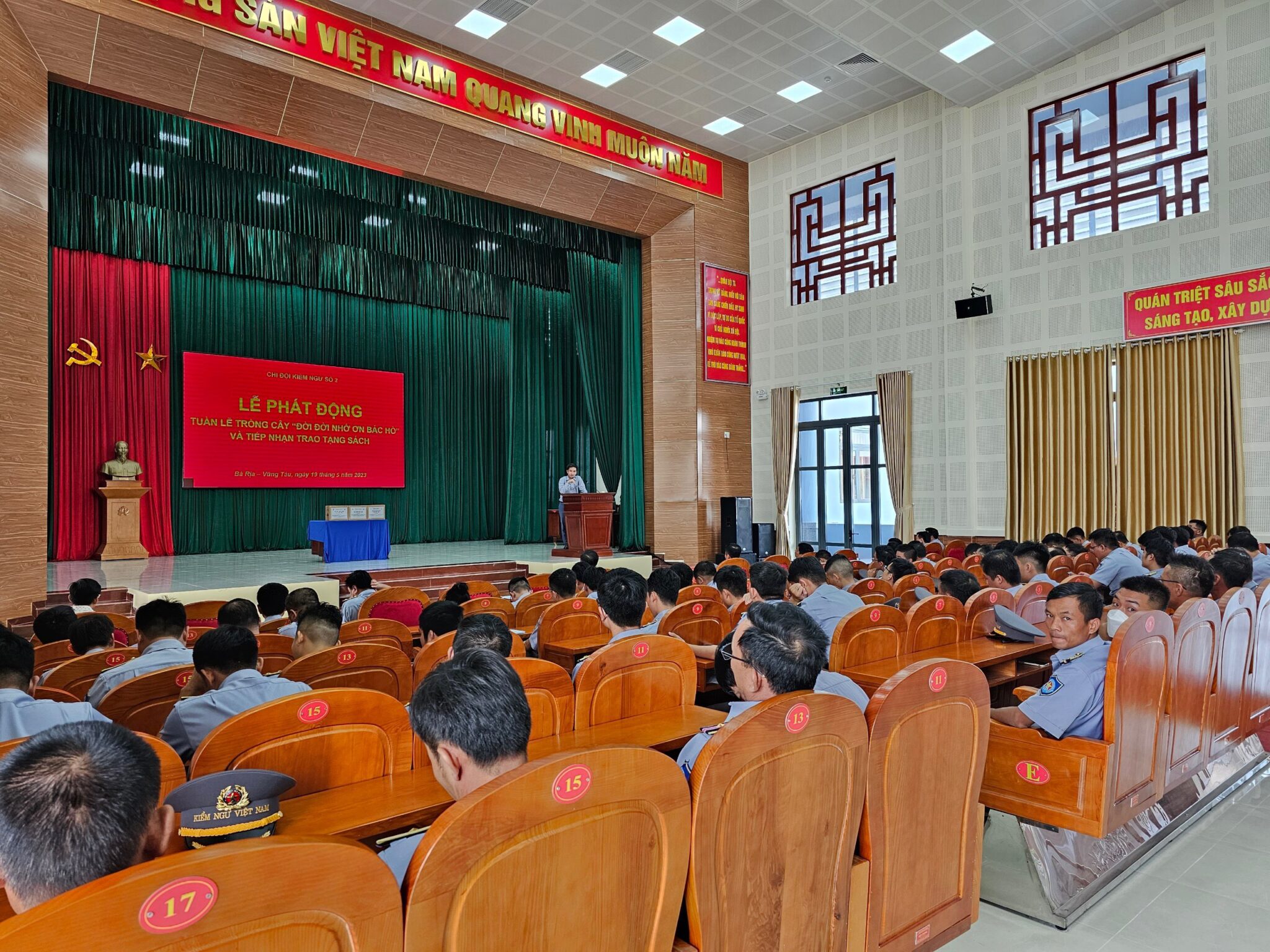 Tủ sách Nhân ái trao tặng Thư viện cho Chi
