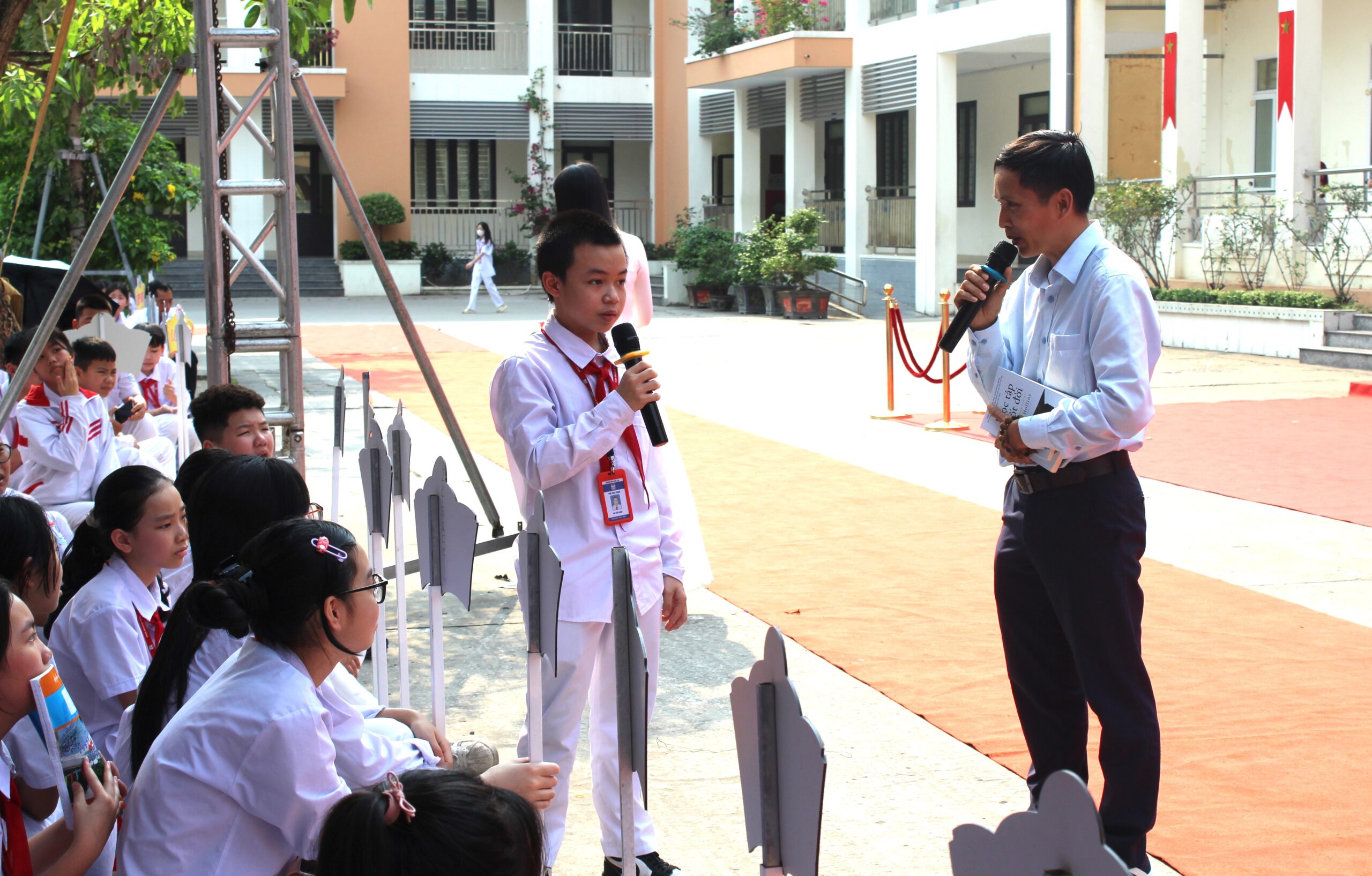 Ông Nguyễn Quốc Huy Phó viên trưởng viên học tập suốt đời, CEO Tủ sách nhân ái giao lưu với các em học sinh