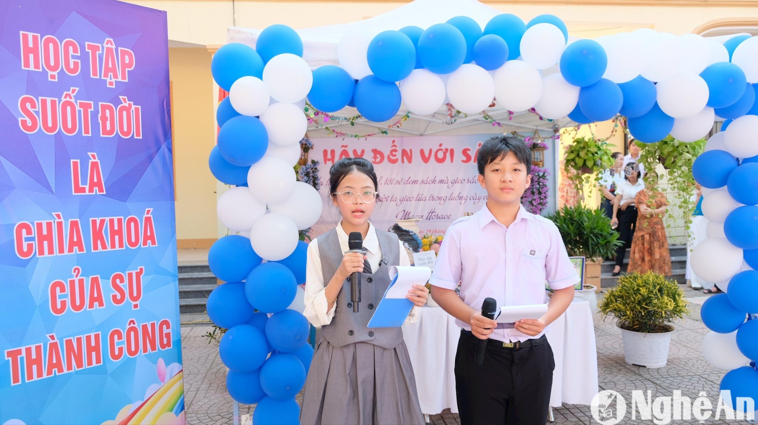 Phần giới thiệu về các gian hàng trưng bày sách của các đơn vị tham gia lễ phát động. Ảnh: Mỹ