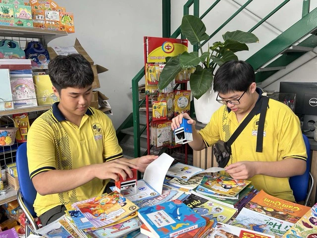 Nhóm học sinh TP.HCM tặng sách mong ngày tựu trường cho học sinh vùng lũ Nghệ An- Ảnh 2.