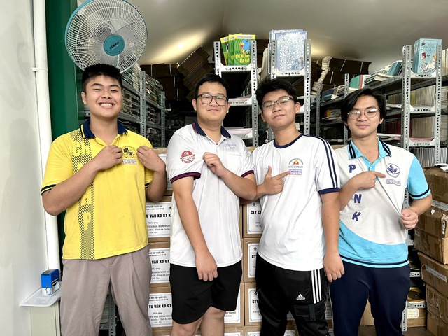 Tết Dương lịch 2025 đi metro đến Thủ Đức làm thiện nguyện với Tủ sách Nhân ái- Ảnh 4. Tết Dương lịch 2025 đi metro đến Thủ Đức làm thiện nguyện với Tủ sách Nhân ái- Ảnh 4.