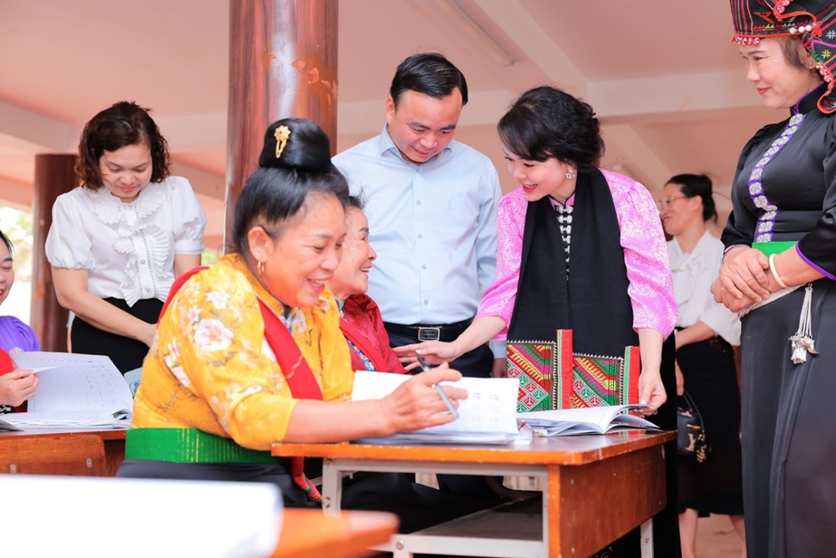 Lớp học tiếng Thái tại một NNTT trên địa bàn TP Sơn La Lớp học tiếng Thái tại một NNTT trên địa bàn TP Sơn La