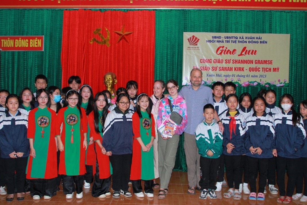 NNTT thôn Đông Biên-Xã Xuân Hải-Huyện Nghi Xuân-Hà Tĩnh giao lưu văn hóa giáo dục cùng gia đình giáo sư Shannon Gramse - Sarah Kirk từ Đại học Alaska Anchorage ngày 01/01/2023.
