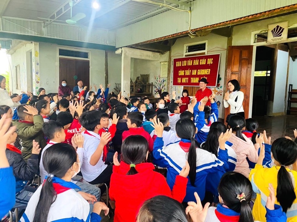 NNTT Thanh Tiên giao lưu văn hóa và giáo dục cùng giảng viên tình nguyện Ian Gardiner đến từ New York-Mỹ ngày 20/02/2023. NNTT Thanh Tiên giao lưu văn hóa và giáo dục cùng giảng viên tình nguyện Ian Gardiner đến từ New York-Mỹ ngày 20/02/2023.