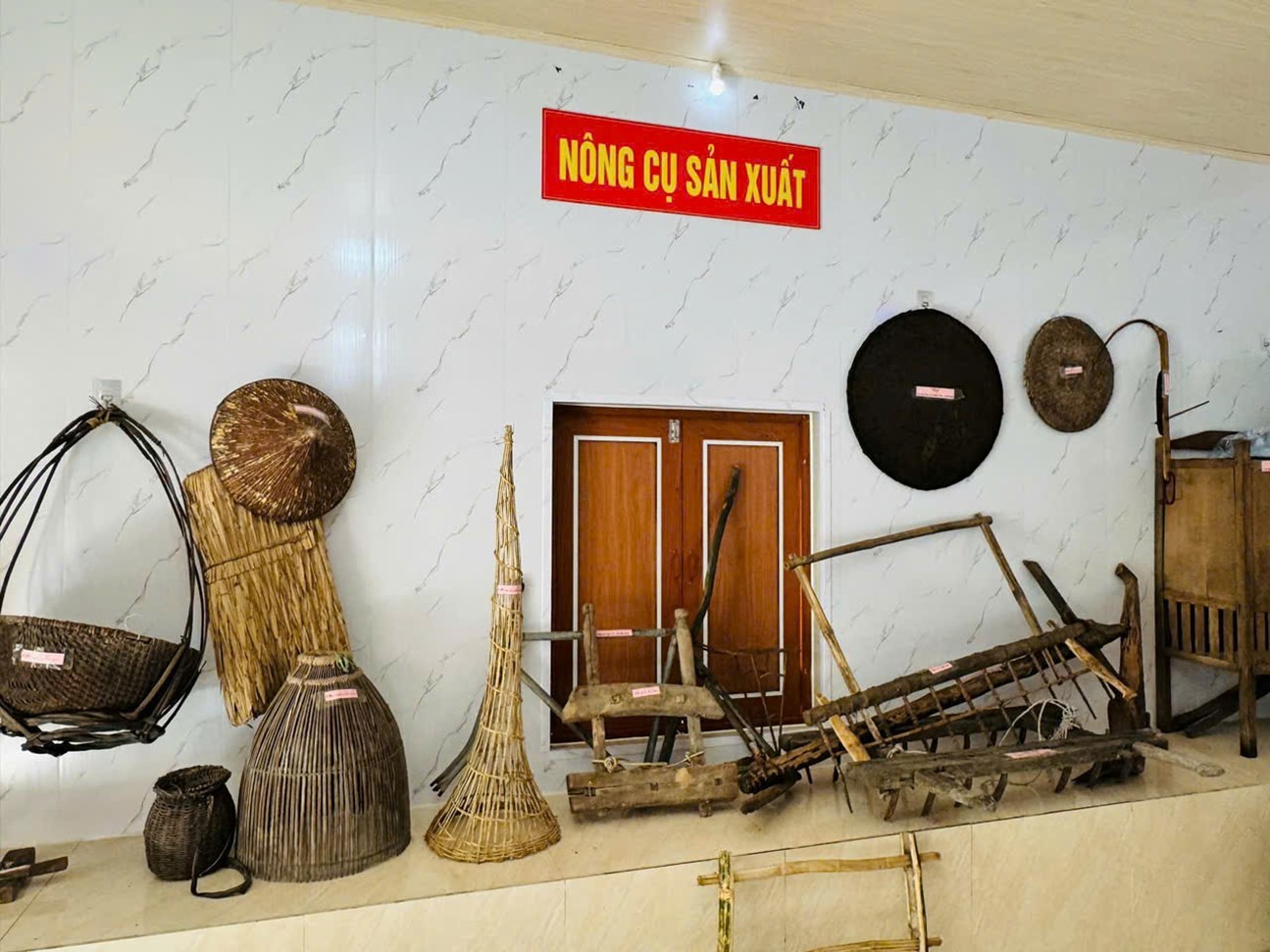 Khu trưng bày nông cụ, kỷ vật chiến tranh trong Bảo tàng Mini tại NNTT xã Cẩm Lạc – Cẩm Xuyên – Hà Tĩnh Khu trưng bày nông cụ, kỷ vật chiến tranh trong Bảo tàng Mini tại NNTT xã Cẩm Lạc – Cẩm Xuyên – Hà Tĩnh