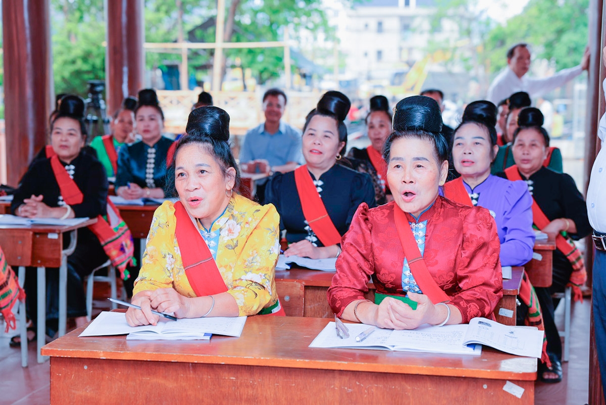 Thành phố Sơn La gìn giữ tiếng nói, chữ viết của dân tộc Thái. Thành phố Sơn La gìn giữ tiếng nói, chữ viết của dân tộc Thái.